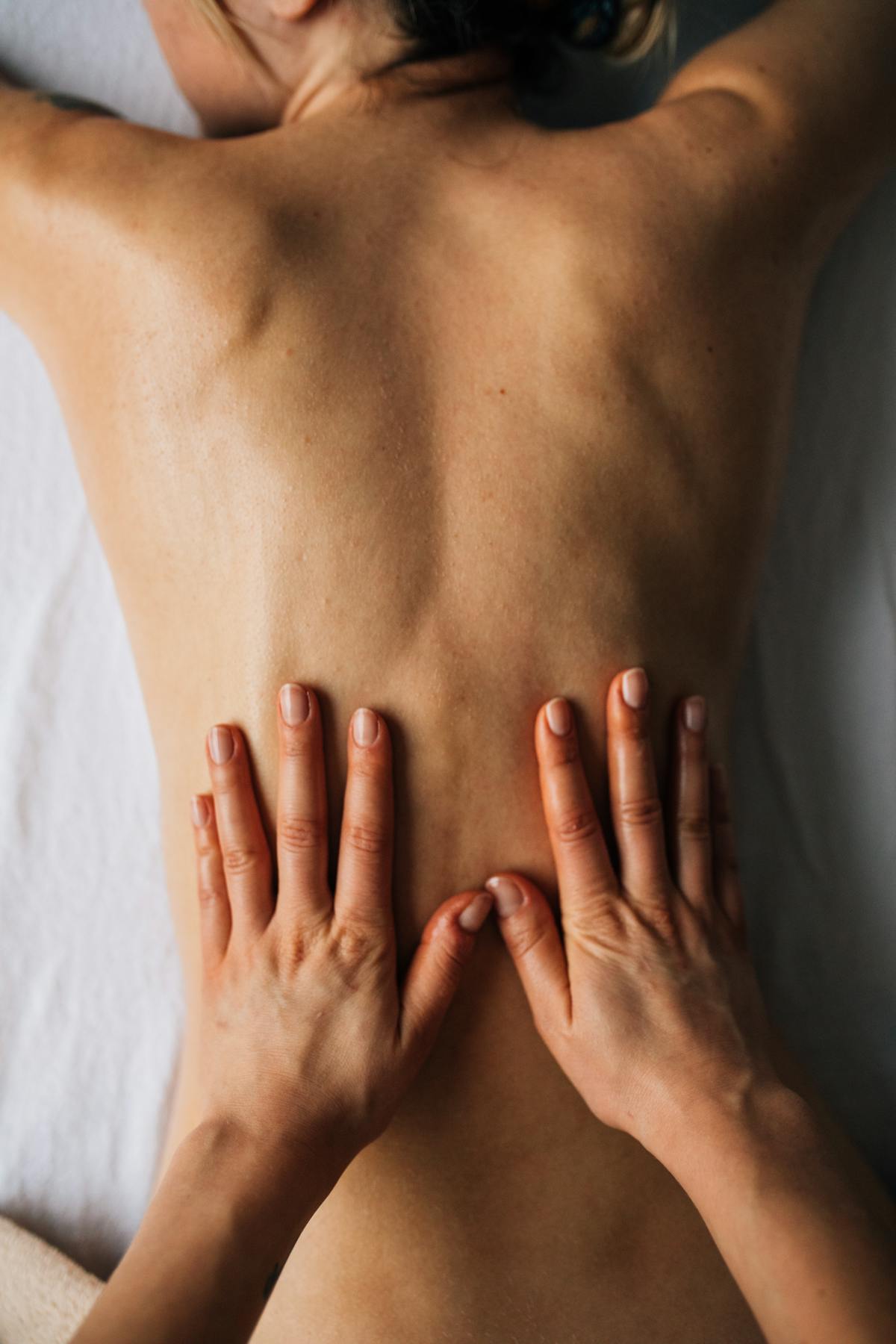 Mãos a aplicar uma terapia manual da medicina chinesa