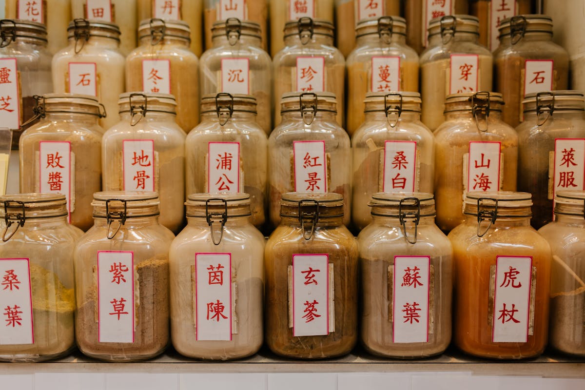 Frascos de plantas medicinais da fitoterapia chinesa, com etiquetas tradicionais
