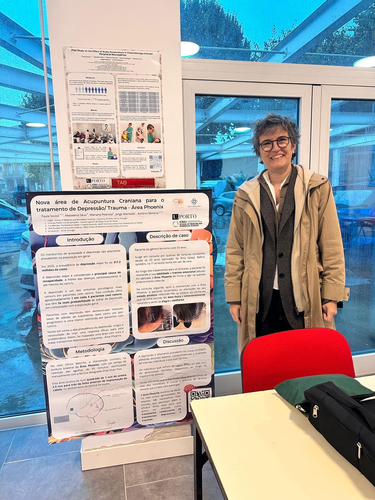 Paula Sousa junto ao seu poster científico, num congresso