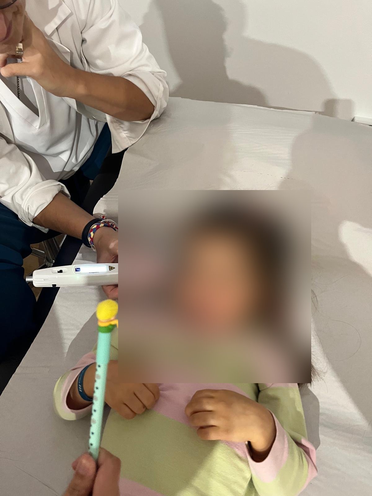 Consulta de pediatria, com o rosto da criança protegido